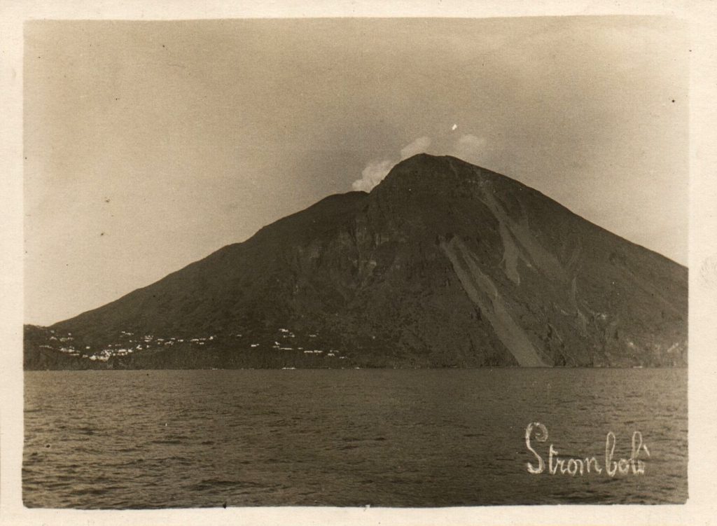 Le volcan Stromboli en Italie vu de la mer
