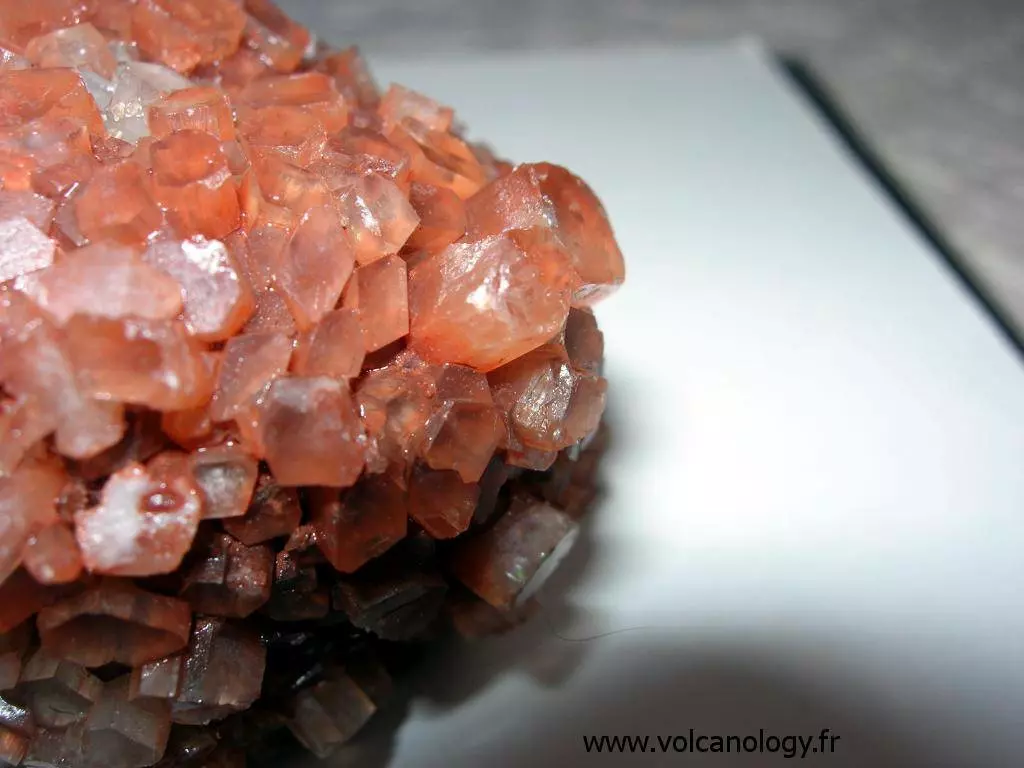 Vue de détail d’une aragonite en boule (Maroc)