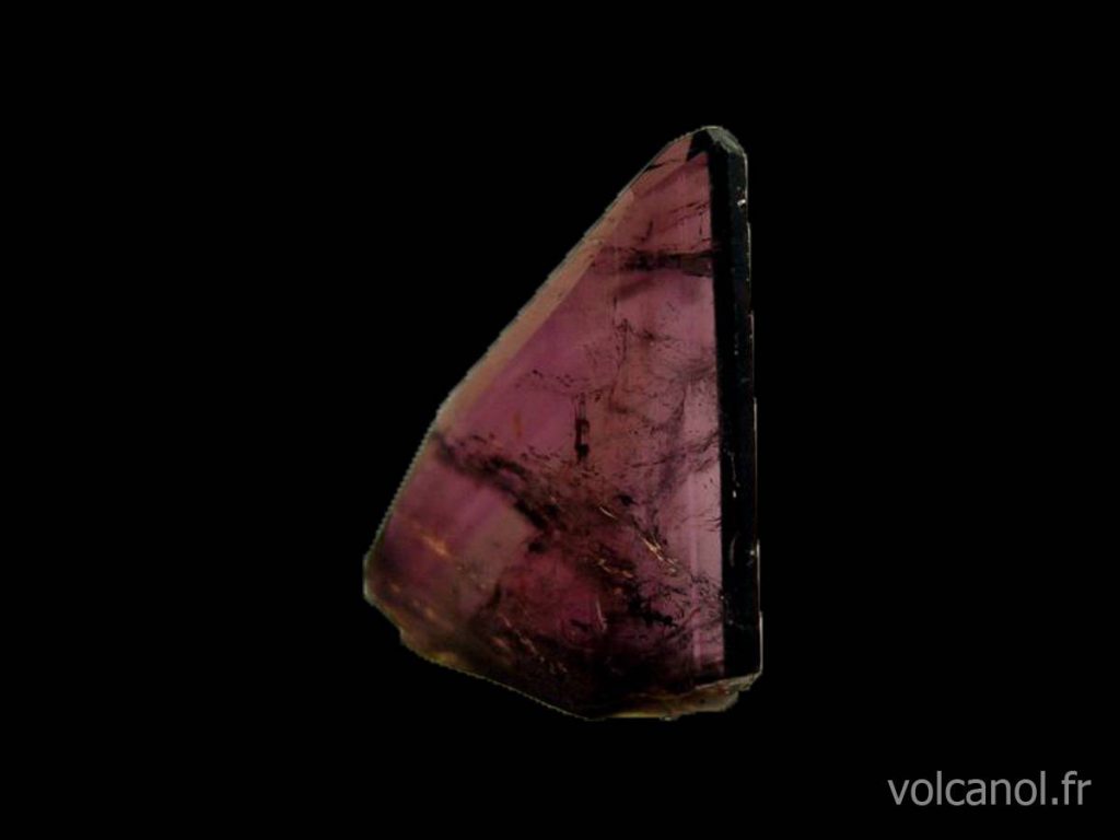 Axinite du Dauphiné dans le massif de l’Oisans (France) de qualité gemme