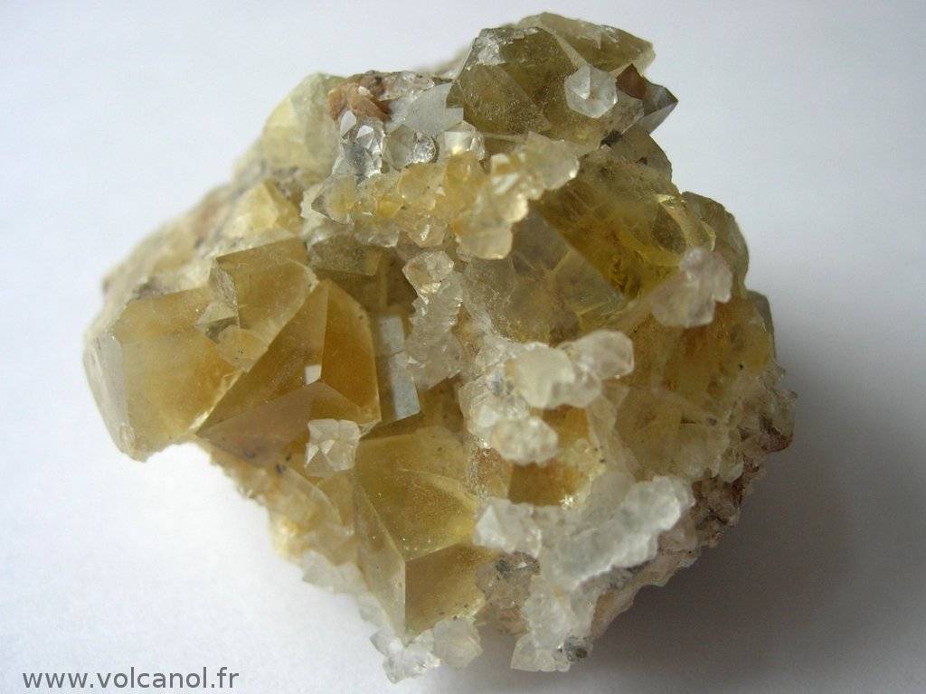 Fluorine jaune et quartz de Maxonchamp (88, Vosges)