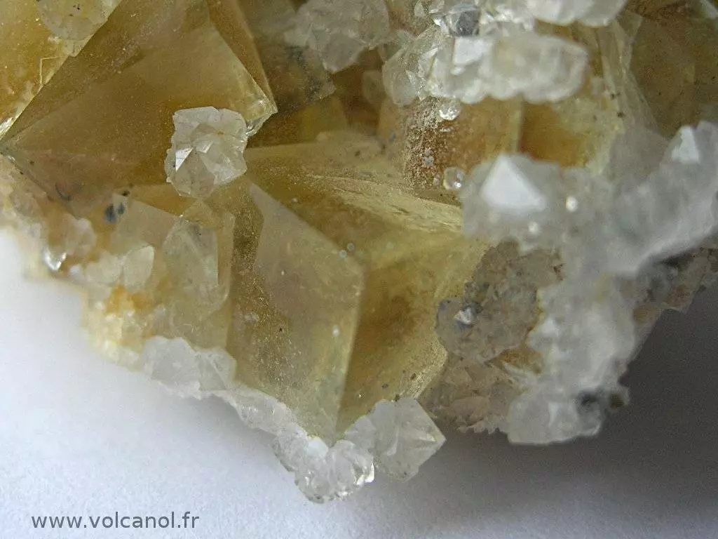 Fluorine jaune et quartz de Maxonchamp (88, Vosges)
