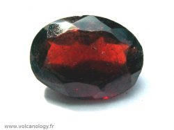Grenat Almandin taillé en ovale (Provenance inconnue) Grenat Almandin taillé en ovale (Provenance inconnue)