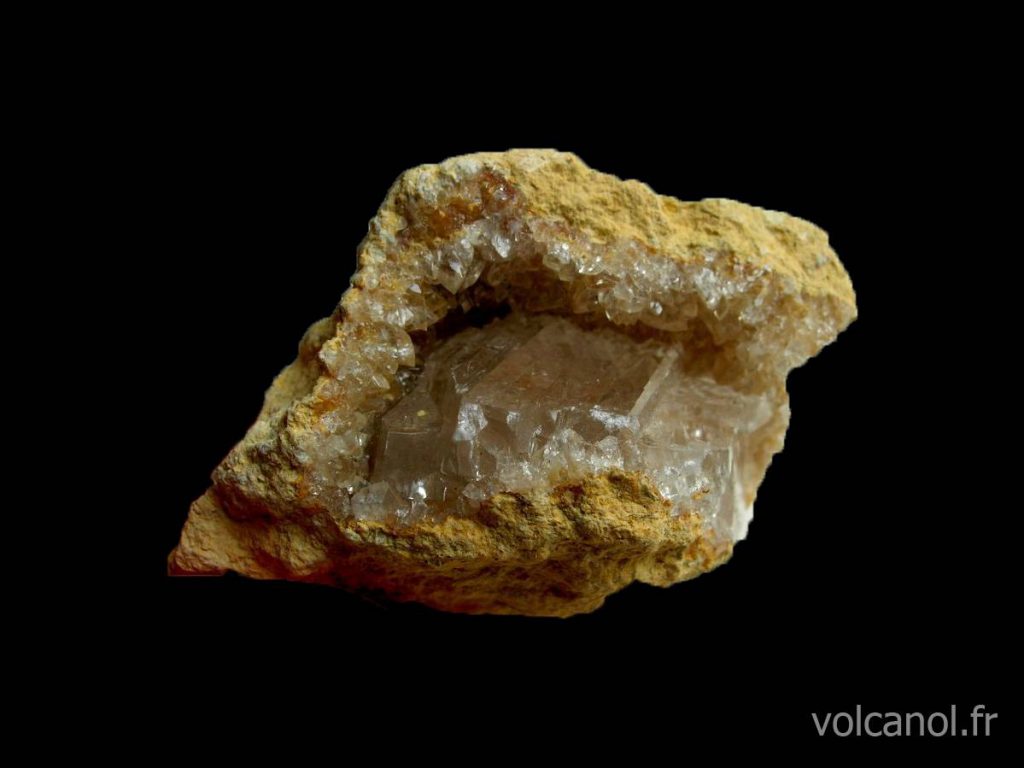 Gypse gemme dans une géode de calcite (Koukat, Maroc)