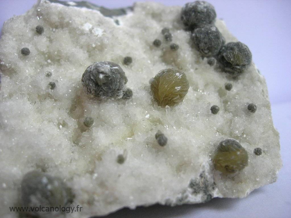 Gyrolite en association avec de l’okénite et du quartz sur une gangue de basalte