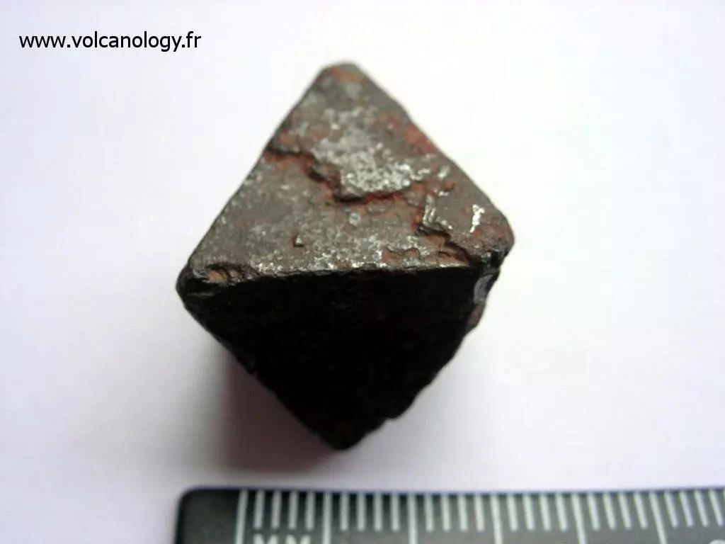 Magnétite en octaèdre (provenance inconnue)