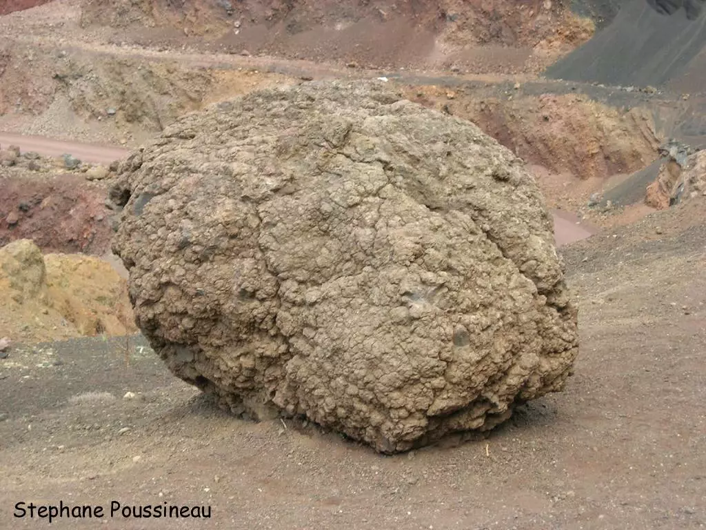 Bombes volcaniques (Puys de Lemptegy – Chaine des Puys)