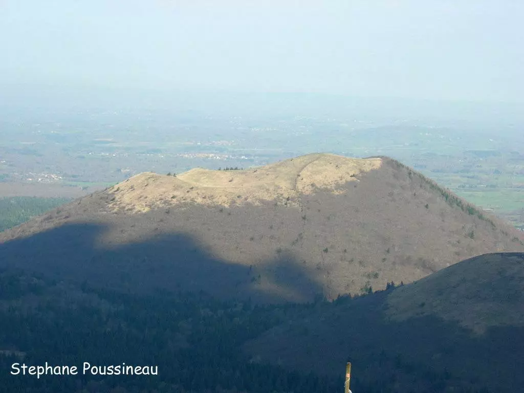 Le Puy de Côme vue du sommet du Puy de Dôme