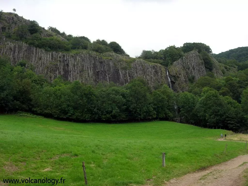 Orgues basaltiques (cascade de Faillitoux – Cantal)