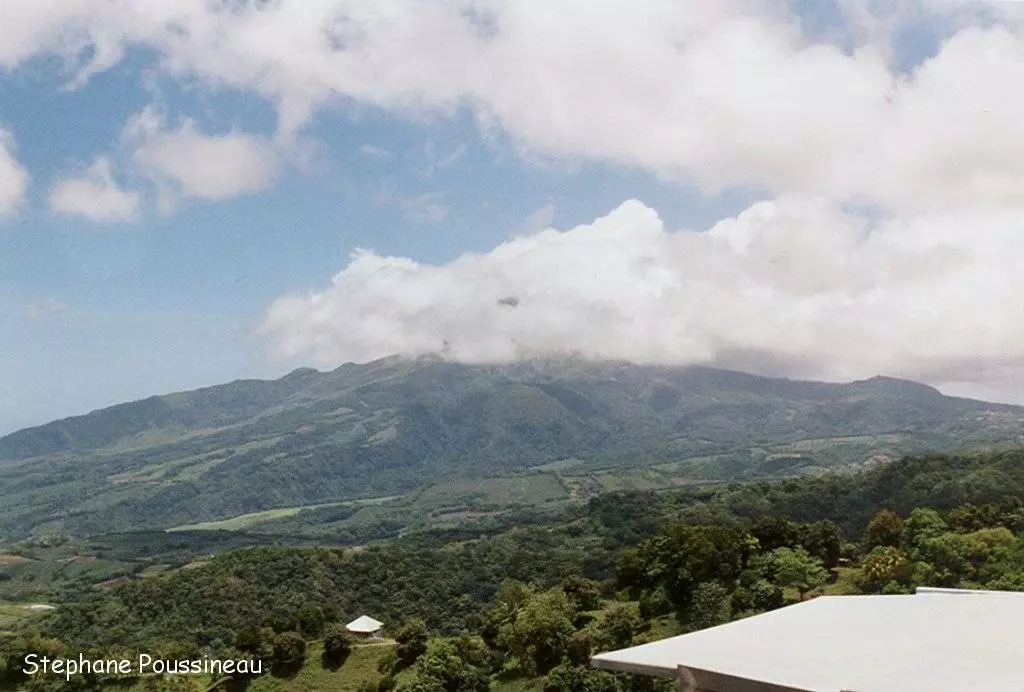 Le volcan la Montagne Pelée sous les nuages