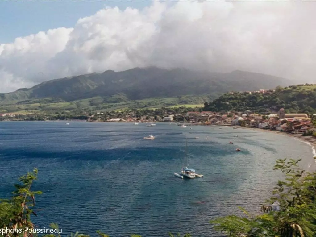 La baie de Saint Pierre dominée par la Montagne Pelée