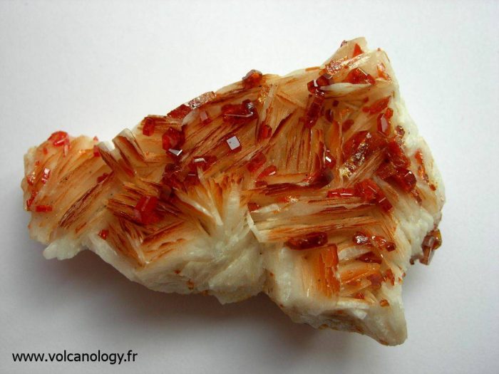 Vanadinite sur barytine – Maroc