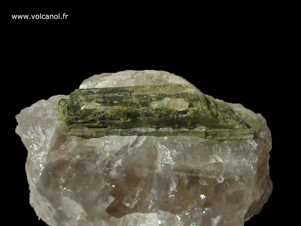 Verdelite (tourmaline verte variété Elbaite) sur quartz fumé – Finlande
