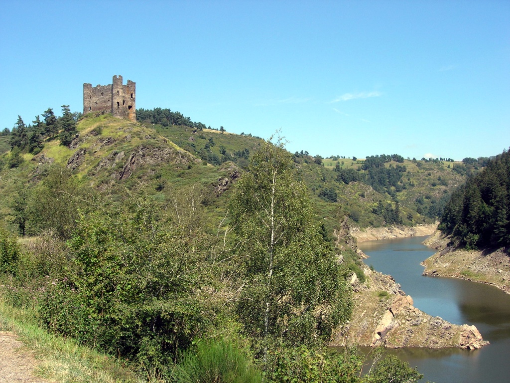 Le Château d'Alleuze dans le Cantal