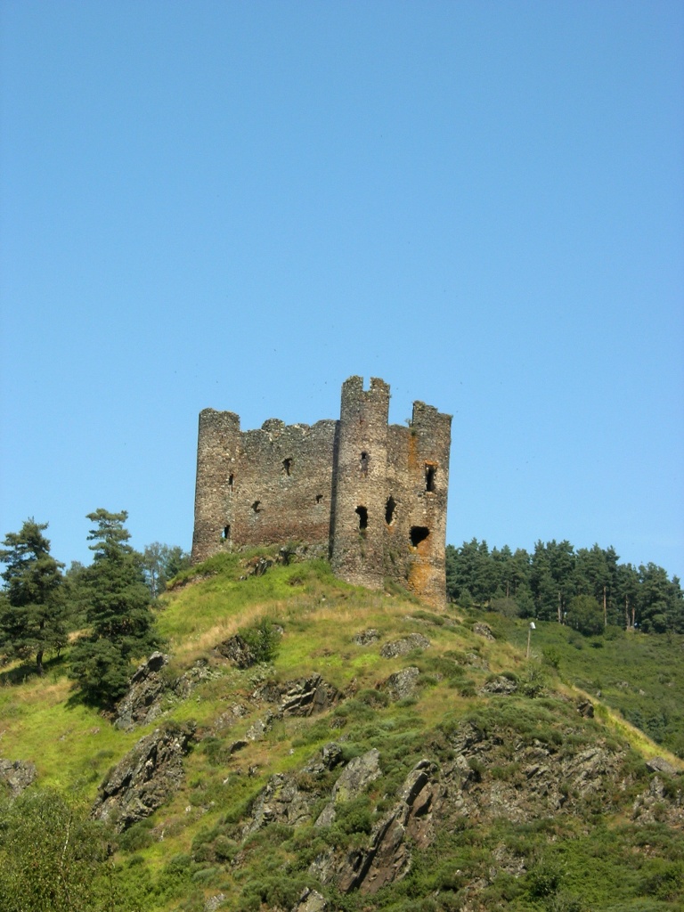 Le Château d'Alleuze dans le Cantal