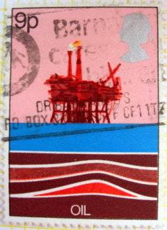 Plateforme pétrolière en mer de Grande-Bretagne et vue des couches géologiques