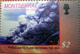 Coulée pyroclastique entrant dans l'océan